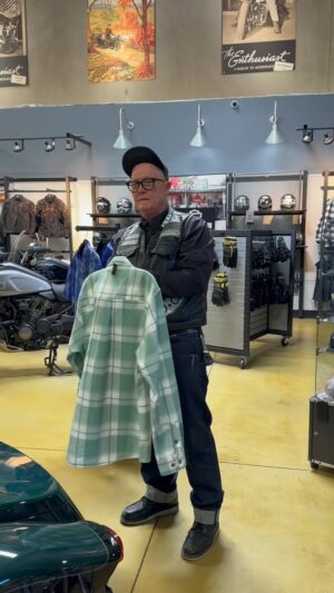 Robert Patrick Instagram - Stopped by my dealership @santaclaritaharley to grab a new shirt for my trip to Australia, leaving tomorrow! 
Loved this shirt from @dixxonflannelco 👍🏼

#santaclaritaharley #harleydavidson #dixxonflannel #boozefightersmc