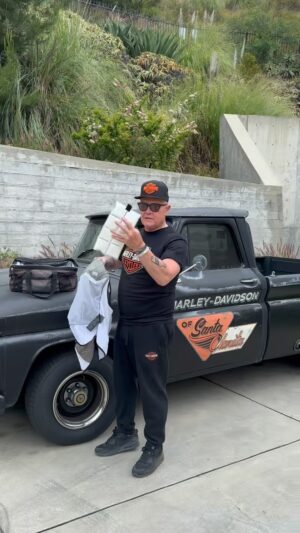 Robert Patrick Instagram - By request: the cool bag/cooling vests used as I rode through the desert #RollingToRemember , made by Harley-Davidson. Thank you for all the questions and comments! Keep ‘em coming! 👍🏻

#motorcyclegear #motorcyclejourneys #harleydavidson #harleylifestyle #motogear #bfmc #rideforamerica