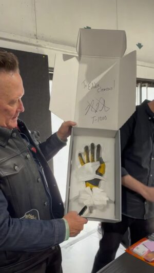 Robert Patrick Instagram - How cool is THAT?!!! I was honored to sign the actual T1000 (glitching) hand from Terminator 2! Thank you Eddie! 👍🏼

📍 @armageddonexponz 

#terminator2 #t2 #t1000 #movieprops #wintergeddon