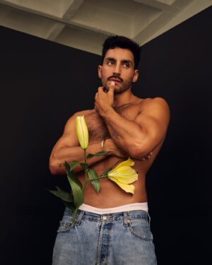 Robert Roldan Instagram - What do lillies, cowboy boots, and @benjaminriveraphotography have in common?…nothing. But we had a lot fun shooting with all of them. 🌺

Thank you for asking me to shoot with you Benji. Happy to see you taking on a new venture friend! 🫶🏽