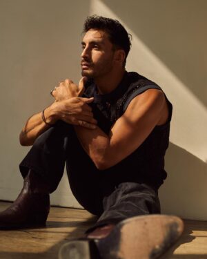 Robert Roldan Instagram - What do lillies, cowboy boots, and @benjaminriveraphotography have in common?…nothing. But we had a lot fun shooting with all of them. 🌺

Thank you for asking me to shoot with you Benji. Happy to see you taking on a new venture friend! 🫶🏽