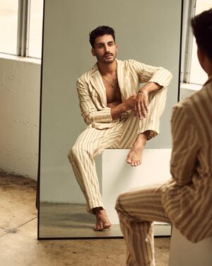 Robert Roldan Instagram - What do lillies, cowboy boots, and @benjaminriveraphotography have in common?…nothing. But we had a lot fun shooting with all of them. 🌺

Thank you for asking me to shoot with you Benji. Happy to see you taking on a new venture friend! 🫶🏽