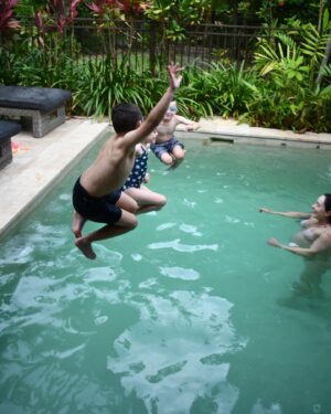 Robert Whittaker Instagram - Was able to switch gears the last week and spend some time with the family before coming home and preparing for war 👊🏽Big thanks to the @pullmanportdouglas for having us. We had an amazing time and can’t wait to do it again. #pullmanportdouglas