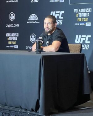 Robert Whittaker Instagram - Media Day done. Dialled in. 3 Days 👊🏽👊🏽

#ufc298 #ufc #ufcanz #letsgo