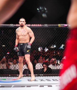 Robert Whittaker Instagram - Anyone Anywhere Anytime 

Thank you Saudi Arabia for having me 🙏🏽💪🏽