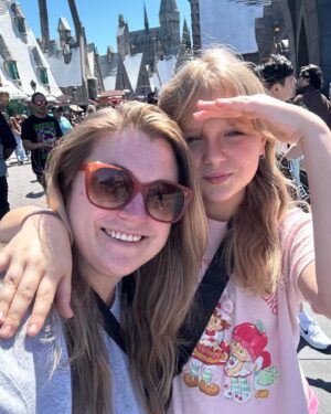 Roberta Blevins Instagram - A trip to @unistudios for Spring Break. I haven’t been since 1994. Nice upgrades. ⭐️ 🍄 🧱 🌱

#universalstudios #springbreak #momlife