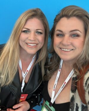 Roberta Blevins Instagram - Day 1 of @podcastmovement Evolutions photo dump.

💅🏼🥘🏆👯‍♀️🌱💜💃🏼🕺🏼🎙️

Hanging out with the team at @truenativemedia, The Ambies, Hollywood, @ithinknotpod, and a group photo of podcast DBs @ellynmarsh @itsjoeytaranto and @terranewell 

#podcastmovement #podcastersofinstagram #podcastmovement #evolutions2024