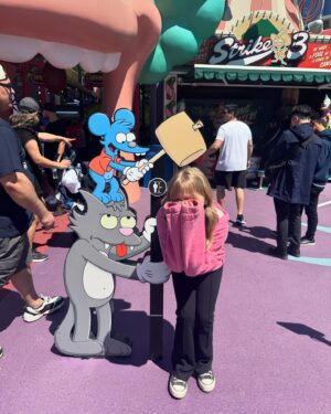 Roberta Blevins Instagram - A trip to @unistudios for Spring Break. I haven’t been since 1994. Nice upgrades. ⭐️ 🍄 🧱 🌱

#universalstudios #springbreak #momlife