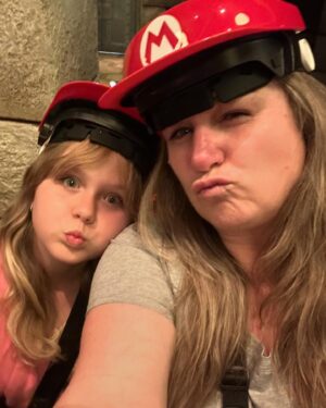 Roberta Blevins Instagram - A trip to @unistudios for Spring Break. I haven’t been since 1994. Nice upgrades. ⭐️ 🍄 🧱 🌱

#universalstudios #springbreak #momlife