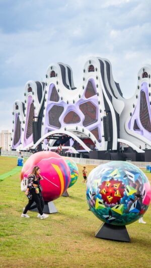 Roberta Medina Instagram - Alôooo Portugal, estamos em São Paulo na Cidade da Música, quase a abrir portas para o segundo fim de semana de @thetownfestival 🥳🤘

✅ Mais de 235 horas de música
✅ 500 mil pessoas
✅ 360 mil metros quadrados
✅ 6 palcos
✅ Muita festa e emoção!!

#TheTownFestival #RockinRio #RockinRioLisboa #Team #Portugal #Brasil #TheTown2023
