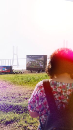 Roberta Medina Instagram - Nos dias 15, 16, 22 e 23 de junho de 2024, uma nova Cidade do Rock vai abrir portas no Parque Tejo Lisboa, numa ode à cidade que nos acolhe desde 2004, com o Tejo e a Ponte Vasco da Gama no cenário de fundo. Um convite irrecusável para celebrar esta data, com 30 mil m2 a mais de espaço para acolher cada um de vocês, melhor acessibilidade, áreas de descanso, sombra, lazer, e, garantidamente, a melhor vista para cada palco 😍😉

Neste cenário idílico vamos contar com um novo palco, uma nova Rota 85 e um novo espaço que vai celebrar 20 anos de “Por Um Mundo Melhor”, além dos já conhecidos Palco Mundo, Galp Music Valley, Rock Street, Super Bock Digital Stage, Chef’s Garden, ESC Online Sports Bar, Roda Gigante Pisca Pisca, Slide 7Up, Área VIP Gato Preto, entre outros! 🙌💥🌎⚡

#ParqueTejo #RockinRioLisboa #RockinRio2024 #GalpRockinRio