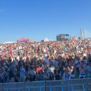 Roberta Medina Instagram - Rock in Rio Lisboa🎸🌍
Tarde de sonho❤️ Milhares ao rubro🤯 OBRIGADO a todos🤩 SOLD OUT!🔥

Sentimos a energia de cada uma das pessoas presentes, ficaram no nosso coração @rockinriolisboa 🫶⚡️

Obrigado à @sicoficial @sic.caras e @rfmportugal pelo carinho❤️ 

Obrigado #superbockdigitalstage @rockinriolisboa @superbock @robertamedinaalwayssmile @newsheet_pt @milkandblackdigital 🚀

Foi uma honra atuar pela segunda vez num dos maiores Festivais de Música e Entretenimento 🇵🇹🎸

A BANG Summer Tour 2024 começa agora em força de Norte a Sul e Ilhas🇵🇹 Contamos convosco!!! Até breve família 🫶

🌐 @dohitsagency

—
—

#djskisskissbangbang #KKBB #kisskissbangbang #dj #stage #festival #club #music #viral #fyp #brasil #reelsportugal #rockinriolisboa #rockinrio #superbock #kisskiss #bangbang #lisboa #portugal