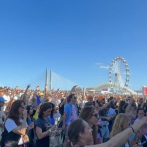 Roberta Medina Instagram - Rock in Rio Lisboa🎸🌍
Tarde de sonho❤️ Milhares ao rubro🤯 OBRIGADO a todos🤩 SOLD OUT!🔥

Sentimos a energia de cada uma das pessoas presentes, ficaram no nosso coração @rockinriolisboa 🫶⚡️

Obrigado à @sicoficial @sic.caras e @rfmportugal pelo carinho❤️ 

Obrigado #superbockdigitalstage @rockinriolisboa @superbock @robertamedinaalwayssmile @newsheet_pt @milkandblackdigital 🚀

Foi uma honra atuar pela segunda vez num dos maiores Festivais de Música e Entretenimento 🇵🇹🎸

A BANG Summer Tour 2024 começa agora em força de Norte a Sul e Ilhas🇵🇹 Contamos convosco!!! Até breve família 🫶

🌐 @dohitsagency

—
—

#djskisskissbangbang #KKBB #kisskissbangbang #dj #stage #festival #club #music #viral #fyp #brasil #reelsportugal #rockinriolisboa #rockinrio #superbock #kisskiss #bangbang #lisboa #portugal