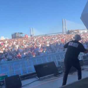Roberta Medina Instagram - Rock in Rio Lisboa🎸🌍
Tarde de sonho❤️ Milhares ao rubro🤯 OBRIGADO a todos🤩 SOLD OUT!🔥

Sentimos a energia de cada uma das pessoas presentes, ficaram no nosso coração @rockinriolisboa 🫶⚡️

Obrigado à @sicoficial @sic.caras e @rfmportugal pelo carinho❤️ 

Obrigado #superbockdigitalstage @rockinriolisboa @superbock @robertamedinaalwayssmile @newsheet_pt @milkandblackdigital 🚀

Foi uma honra atuar pela segunda vez num dos maiores Festivais de Música e Entretenimento 🇵🇹🎸

A BANG Summer Tour 2024 começa agora em força de Norte a Sul e Ilhas🇵🇹 Contamos convosco!!! Até breve família 🫶

🌐 @dohitsagency

—
—

#djskisskissbangbang #KKBB #kisskissbangbang #dj #stage #festival #club #music #viral #fyp #brasil #reelsportugal #rockinriolisboa #rockinrio #superbock #kisskiss #bangbang #lisboa #portugal
