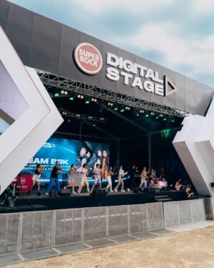 Roberta Medina Instagram - Até parece sonho…. Ontem foi o evento teste da nossa Cidade do Rock em Lisboa. 4 anos depois. Que privilégio estar aqui 🙏❤️ Obrigada ☀️ que sejam dias de muita alegria, um shot de confiança e esperança para construirmos o futuro que desejamos! @rockinriolisboa