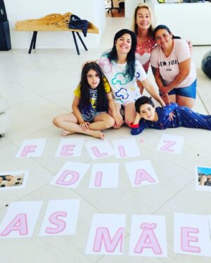 Roberta Medina Instagram - Feliz dia da(s) Mãe(s)! 🥰❤️❤️🥰 #amor #entrega #plenitude #gratidao #édifícilparacarambamaséamelhorcoisadomundo 😁🥰