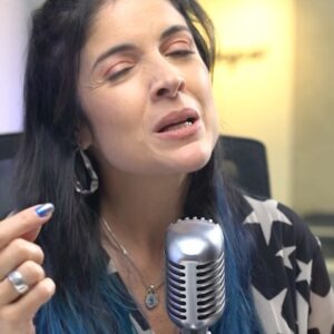 Roberta Medina Instagram - Aproveitando que hoje tem #TheTown, quero te lembrar da entrevista f*dástica com Roberta Medina que saiu lá no Canal da Me Poupe!. Ela é simplesmente a mente visionária por trás do Rock in Rio, do The Town e em breve do Lolapalooza também.

Acompanhe a jornada inspiradora de como transformar dívidas em um sucesso estrondoso e descubra as lições valiosas que moldaram o fenômeno do Rock in Rio.

É uma ótima pedida pra você ver neste fim de semana!

Faz assim, troca um episódio de série por um vídeo que vai enriquecer a sua mente... depois volta aqui e me conta o que você aprendeu.