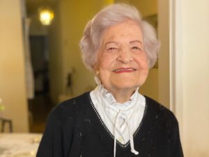 Roberta Medina Instagram - Obrigada por nos guiar e iluminar com sabedoria e amor ❤️ Obrigada pela família linda que construiu, une e alimenta diariamente ❤️ Te amo Vó! A fasquia subiu, 100 Anos! ☀️☀️☀️❤️❤️❤️🥰🥰🥰
