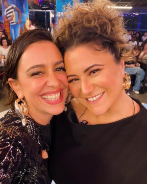 Roberta Sá Instagram - POV: você, junto comigo, nos bastidores da gravação do @altashorasglobo, especial @zecapagodinho, nesse carrossel de selfies com pessoas tão amadas! A começar pelo aniversariante do dia 29, @serginhogroisman, esse mestre da TV brasileira. Viva Serginho! 

👉🏽 Quem acompanhou o programa, que foi ao ar sábado na @tvglobo?