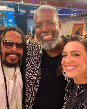 Roberta Sá Instagram - POV: você, junto comigo, nos bastidores da gravação do @altashorasglobo, especial @zecapagodinho, nesse carrossel de selfies com pessoas tão amadas! A começar pelo aniversariante do dia 29, @serginhogroisman, esse mestre da TV brasileira. Viva Serginho! 

👉🏽 Quem acompanhou o programa, que foi ao ar sábado na @tvglobo?