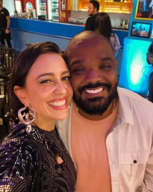 Roberta Sá Instagram - POV: você, junto comigo, nos bastidores da gravação do @altashorasglobo, especial @zecapagodinho, nesse carrossel de selfies com pessoas tão amadas! A começar pelo aniversariante do dia 29, @serginhogroisman, esse mestre da TV brasileira. Viva Serginho! 

👉🏽 Quem acompanhou o programa, que foi ao ar sábado na @tvglobo?