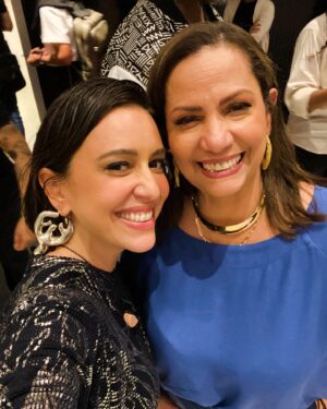 Roberta Sá Instagram - POV: você, junto comigo, nos bastidores da gravação do @altashorasglobo, especial @zecapagodinho, nesse carrossel de selfies com pessoas tão amadas! A começar pelo aniversariante do dia 29, @serginhogroisman, esse mestre da TV brasileira. Viva Serginho! 

👉🏽 Quem acompanhou o programa, que foi ao ar sábado na @tvglobo?