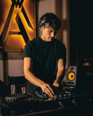 Roberto Cox Instagram - 🎧 NUEVAS FECHAS
📍26/01 Maitencillo - Sunset en @jerobistro.cl 
📍26/01 Maitencillo - @k_i_l_o_m_b_o 
📍02/02 Santiago - @candelariabar 
.
🙌 Aprovecho de agradecer todo el inmenso cariño de la gente de Antofagasta. Se súper pasaron. ¡Espero verlos pronto!
📸 @alcatrazconceptbar