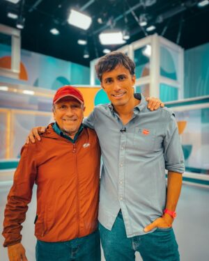 Roberto Cox Instagram - 🎥 Amigo… Te fuiste por la puerta ancha como los grandes. Ovacionado por un estudio repleto de gente que te quiere. (Y eso sabes que no lo logra cualquiera) Te ganaste el respeto y admiración de todos a punta de sonrisas, amabilidad y profesionalismo, y finalmente hoy llegó el merecido descanso tras 45 años de carrera.
📺 Te conocí en 2005 cuando entré a hacer la práctica en Mega. Mis primeros reporteos fueron contigo y hoy, en el día de tu retiro, tuve el honor de ser quien estaba sentado frente a tu cámara en el matinal. Alegres coincidencias de la vida.
🎞️ Aprendí mucho trabajando contigo, nunca perdimos el contacto cuando viví lejos y jamás olvidaré todo el apoyo que recibí de tu parte cuando entré a CHV y no conocía a nadie. Siempre estuviste ahí en los momentos tristes, duros y alegres. Observador, preocupado… Cada día te dabas el tiempo para un abrazo y tu habitual “Te quiero más que la chucha”.
📽️ @titocortes40 es uno de los grandes amigos que me dio la televisión y aunque la emoción no me dejó decir parte de todo esto en pantalla (no pude ni hablar), él sabe que todo lo que estoy escribiendo es verdad. 
👋 Hoy la despedida fue simbólica porque sé que nos vamos a seguir viendo.
🙌 ¡Grande Tito! ¡Te quiero!