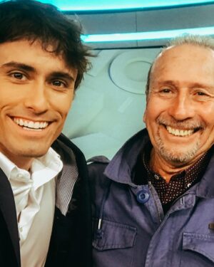 Roberto Cox Instagram - 🎥 Amigo… Te fuiste por la puerta ancha como los grandes. Ovacionado por un estudio repleto de gente que te quiere. (Y eso sabes que no lo logra cualquiera) Te ganaste el respeto y admiración de todos a punta de sonrisas, amabilidad y profesionalismo, y finalmente hoy llegó el merecido descanso tras 45 años de carrera.
📺 Te conocí en 2005 cuando entré a hacer la práctica en Mega. Mis primeros reporteos fueron contigo y hoy, en el día de tu retiro, tuve el honor de ser quien estaba sentado frente a tu cámara en el matinal. Alegres coincidencias de la vida.
🎞️ Aprendí mucho trabajando contigo, nunca perdimos el contacto cuando viví lejos y jamás olvidaré todo el apoyo que recibí de tu parte cuando entré a CHV y no conocía a nadie. Siempre estuviste ahí en los momentos tristes, duros y alegres. Observador, preocupado… Cada día te dabas el tiempo para un abrazo y tu habitual “Te quiero más que la chucha”.
📽️ @titocortes40 es uno de los grandes amigos que me dio la televisión y aunque la emoción no me dejó decir parte de todo esto en pantalla (no pude ni hablar), él sabe que todo lo que estoy escribiendo es verdad. 
👋 Hoy la despedida fue simbólica porque sé que nos vamos a seguir viendo.
🙌 ¡Grande Tito! ¡Te quiero!