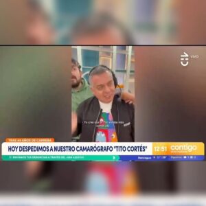 Roberto Cox Instagram - 🎥 Amigo… Te fuiste por la puerta ancha como los grandes. Ovacionado por un estudio repleto de gente que te quiere. (Y eso sabes que no lo logra cualquiera) Te ganaste el respeto y admiración de todos a punta de sonrisas, amabilidad y profesionalismo, y finalmente hoy llegó el merecido descanso tras 45 años de carrera.
📺 Te conocí en 2005 cuando entré a hacer la práctica en Mega. Mis primeros reporteos fueron contigo y hoy, en el día de tu retiro, tuve el honor de ser quien estaba sentado frente a tu cámara en el matinal. Alegres coincidencias de la vida.
🎞️ Aprendí mucho trabajando contigo, nunca perdimos el contacto cuando viví lejos y jamás olvidaré todo el apoyo que recibí de tu parte cuando entré a CHV y no conocía a nadie. Siempre estuviste ahí en los momentos tristes, duros y alegres. Observador, preocupado… Cada día te dabas el tiempo para un abrazo y tu habitual “Te quiero más que la chucha”.
📽️ @titocortes40 es uno de los grandes amigos que me dio la televisión y aunque la emoción no me dejó decir parte de todo esto en pantalla (no pude ni hablar), él sabe que todo lo que estoy escribiendo es verdad. 
👋 Hoy la despedida fue simbólica porque sé que nos vamos a seguir viendo.
🙌 ¡Grande Tito! ¡Te quiero!