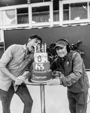 Roberto Cox Instagram - 🎥 Amigo… Te fuiste por la puerta ancha como los grandes. Ovacionado por un estudio repleto de gente que te quiere. (Y eso sabes que no lo logra cualquiera) Te ganaste el respeto y admiración de todos a punta de sonrisas, amabilidad y profesionalismo, y finalmente hoy llegó el merecido descanso tras 45 años de carrera.
📺 Te conocí en 2005 cuando entré a hacer la práctica en Mega. Mis primeros reporteos fueron contigo y hoy, en el día de tu retiro, tuve el honor de ser quien estaba sentado frente a tu cámara en el matinal. Alegres coincidencias de la vida.
🎞️ Aprendí mucho trabajando contigo, nunca perdimos el contacto cuando viví lejos y jamás olvidaré todo el apoyo que recibí de tu parte cuando entré a CHV y no conocía a nadie. Siempre estuviste ahí en los momentos tristes, duros y alegres. Observador, preocupado… Cada día te dabas el tiempo para un abrazo y tu habitual “Te quiero más que la chucha”.
📽️ @titocortes40 es uno de los grandes amigos que me dio la televisión y aunque la emoción no me dejó decir parte de todo esto en pantalla (no pude ni hablar), él sabe que todo lo que estoy escribiendo es verdad. 
👋 Hoy la despedida fue simbólica porque sé que nos vamos a seguir viendo.
🙌 ¡Grande Tito! ¡Te quiero!