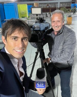Roberto Cox Instagram - 🎥 Amigo… Te fuiste por la puerta ancha como los grandes. Ovacionado por un estudio repleto de gente que te quiere. (Y eso sabes que no lo logra cualquiera) Te ganaste el respeto y admiración de todos a punta de sonrisas, amabilidad y profesionalismo, y finalmente hoy llegó el merecido descanso tras 45 años de carrera.
📺 Te conocí en 2005 cuando entré a hacer la práctica en Mega. Mis primeros reporteos fueron contigo y hoy, en el día de tu retiro, tuve el honor de ser quien estaba sentado frente a tu cámara en el matinal. Alegres coincidencias de la vida.
🎞️ Aprendí mucho trabajando contigo, nunca perdimos el contacto cuando viví lejos y jamás olvidaré todo el apoyo que recibí de tu parte cuando entré a CHV y no conocía a nadie. Siempre estuviste ahí en los momentos tristes, duros y alegres. Observador, preocupado… Cada día te dabas el tiempo para un abrazo y tu habitual “Te quiero más que la chucha”.
📽️ @titocortes40 es uno de los grandes amigos que me dio la televisión y aunque la emoción no me dejó decir parte de todo esto en pantalla (no pude ni hablar), él sabe que todo lo que estoy escribiendo es verdad. 
👋 Hoy la despedida fue simbólica porque sé que nos vamos a seguir viendo.
🙌 ¡Grande Tito! ¡Te quiero!
