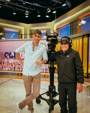 Roberto Cox Instagram - 🎥 Amigo… Te fuiste por la puerta ancha como los grandes. Ovacionado por un estudio repleto de gente que te quiere. (Y eso sabes que no lo logra cualquiera) Te ganaste el respeto y admiración de todos a punta de sonrisas, amabilidad y profesionalismo, y finalmente hoy llegó el merecido descanso tras 45 años de carrera.
📺 Te conocí en 2005 cuando entré a hacer la práctica en Mega. Mis primeros reporteos fueron contigo y hoy, en el día de tu retiro, tuve el honor de ser quien estaba sentado frente a tu cámara en el matinal. Alegres coincidencias de la vida.
🎞️ Aprendí mucho trabajando contigo, nunca perdimos el contacto cuando viví lejos y jamás olvidaré todo el apoyo que recibí de tu parte cuando entré a CHV y no conocía a nadie. Siempre estuviste ahí en los momentos tristes, duros y alegres. Observador, preocupado… Cada día te dabas el tiempo para un abrazo y tu habitual “Te quiero más que la chucha”.
📽️ @titocortes40 es uno de los grandes amigos que me dio la televisión y aunque la emoción no me dejó decir parte de todo esto en pantalla (no pude ni hablar), él sabe que todo lo que estoy escribiendo es verdad. 
👋 Hoy la despedida fue simbólica porque sé que nos vamos a seguir viendo.
🙌 ¡Grande Tito! ¡Te quiero!