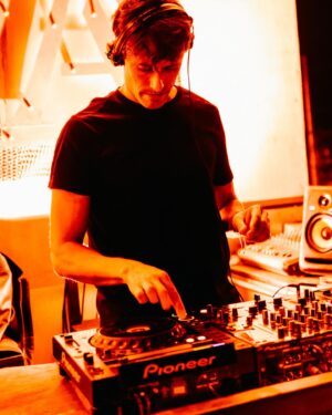 Roberto Cox Instagram - 🎧 NUEVAS FECHAS
📍26/01 Maitencillo - Sunset en @jerobistro.cl 
📍26/01 Maitencillo - @k_i_l_o_m_b_o 
📍02/02 Santiago - @candelariabar 
.
🙌 Aprovecho de agradecer todo el inmenso cariño de la gente de Antofagasta. Se súper pasaron. ¡Espero verlos pronto!
📸 @alcatrazconceptbar