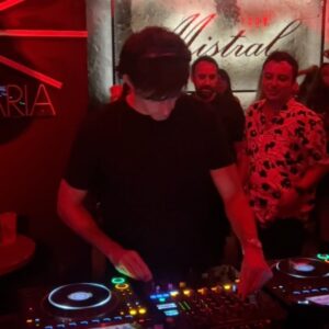 Roberto Cox Instagram - 🎧 ¡NUEVAS FECHAS!
📌 Vie 23/02 - Viña del Mar en @the.office.cl 
📌 Sab 24/02 - Maitencillo - Evento privado
📌 Dom 25/02 - Santiago en @opensunsetcl 
📌 Sab 09/03 - Concepción en @privilege.cl 
📌 Sab 16/03 - Melipilla en @miniroom.cl 
👀 Pronto más novedades.