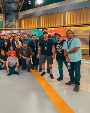 Roberto Cox Instagram - 🎥 Amigo… Te fuiste por la puerta ancha como los grandes. Ovacionado por un estudio repleto de gente que te quiere. (Y eso sabes que no lo logra cualquiera) Te ganaste el respeto y admiración de todos a punta de sonrisas, amabilidad y profesionalismo, y finalmente hoy llegó el merecido descanso tras 45 años de carrera.
📺 Te conocí en 2005 cuando entré a hacer la práctica en Mega. Mis primeros reporteos fueron contigo y hoy, en el día de tu retiro, tuve el honor de ser quien estaba sentado frente a tu cámara en el matinal. Alegres coincidencias de la vida.
🎞️ Aprendí mucho trabajando contigo, nunca perdimos el contacto cuando viví lejos y jamás olvidaré todo el apoyo que recibí de tu parte cuando entré a CHV y no conocía a nadie. Siempre estuviste ahí en los momentos tristes, duros y alegres. Observador, preocupado… Cada día te dabas el tiempo para un abrazo y tu habitual “Te quiero más que la chucha”.
📽️ @titocortes40 es uno de los grandes amigos que me dio la televisión y aunque la emoción no me dejó decir parte de todo esto en pantalla (no pude ni hablar), él sabe que todo lo que estoy escribiendo es verdad. 
👋 Hoy la despedida fue simbólica porque sé que nos vamos a seguir viendo.
🙌 ¡Grande Tito! ¡Te quiero!