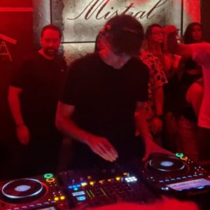 Roberto Cox Instagram - 🎧 ¡NUEVAS FECHAS!
📌 Vie 23/02 - Viña del Mar en @the.office.cl 
📌 Sab 24/02 - Maitencillo - Evento privado
📌 Dom 25/02 - Santiago en @opensunsetcl 
📌 Sab 09/03 - Concepción en @privilege.cl 
📌 Sab 16/03 - Melipilla en @miniroom.cl 
👀 Pronto más novedades.