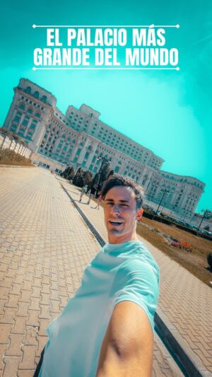 Roberto Cox Instagram - 🏛️EL PALACIO MÁS GRANDE DEL MUNDO
🇷🇴 Rumania tiene el segundo edificio más grande del mundo, sólo superado por el Pentágono de Estados Unidos.
🛠️ El dictador comunista Nicolae Ceaușescu lo mandó a construir para que aquí funcionara el parlamento, sin embargo nunca alcanzó a verlo terminado.
🛫 Si llegas a Bucarest no puedes dejar de visitar este lugar lleno de historias y anécdotas.
👀 ¿Y tú? ¿Cuál es el edificio más grande que te ha tocado visitar?