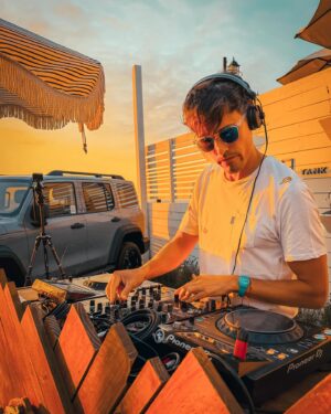 Roberto Cox Instagram - 🎧 Aprendiendo de a poco en cada presentación….
📸 Les comparto unos vídeos de lo que fue la presentación de este finde en Maitencillo. ¡La pasé increíble!
🤓 A seguir estudiando y ensayando para mejorar.
🗓️ Pronto más fechas…