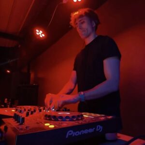 Roberto Cox Instagram - 🎧 Aprendiendo de a poco en cada presentación….
📸 Les comparto unos vídeos de lo que fue la presentación de este finde en Maitencillo. ¡La pasé increíble!
🤓 A seguir estudiando y ensayando para mejorar.
🗓️ Pronto más fechas…