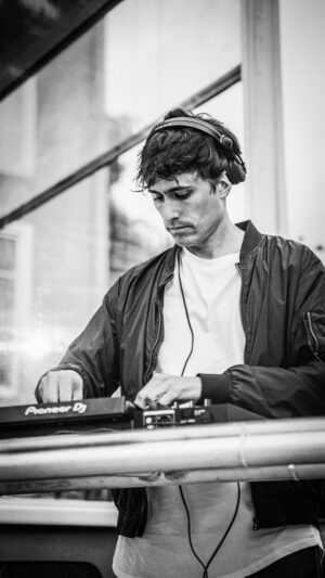 Roberto Cox Instagram - 🎧 ¡Atentos Concepción! 
☀️Nos vemos este sábado en el Sunset @privilege.cl.
🪘Vamos a mover las patas con un set de Afro House bien arriba. ¡Los espero!