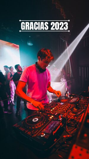 Roberto Cox Instagram - 😃 ¡Gracias 2023!
🎧 Un año con desafíos que nunca esperé. Comencé mis cursos de DJ, asumí nuevos desafíos profesionales y tuve la posibilidad de conocer lugares maravillosos.
👉 Y los más importante de todo…Estando rodeado de mi familia y amigos. 
💪 Les deseo a todos un excelente 2024… ¡Denle con todo!