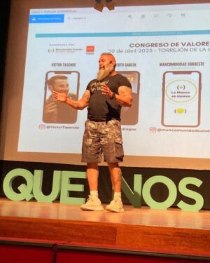 Roberto García Ruiz Instagram - Tres dias intensos y emotivos en el Congreso de motivación y valores organizado por la mancomunidad de servicios del suroeste de Madrid junto con @lo_que_nos_mueve y siempre apostando por los jóvenes. Increíble su implicación y su saber estar. Gracias por empujarme a seguir haciendo lo que más amo: comunicar mensajes motivadores que lleguen a los corazones. Estoy feliz. Compartiendo escenario con un súper héroe @victortasende 😘🤗🙏 #motivacion #valores #loquenosmueve #vida #amor #elserhumanoesextraordinario #mejorarcomopersona #porunmundomejor