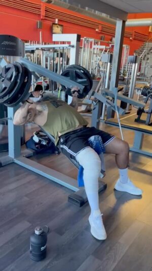 Roberto García Ruiz Instagram - Pues sería más fácil estar esas dos semanas de reposo que recomendó el médico, pero si me jodo la rodilla aún puedo entrenar la parte superior y la otra pierna. Pues dicho y hecho. Y me siento de maravilla…
#actor @filmstage_spain #chestworkout #elserhumanoesextraordinario #mejorarcomopersona #espiritualidad #conferenciante #quererespoder