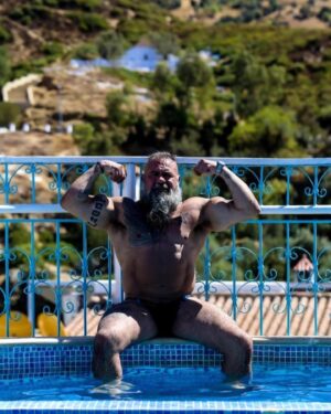 Roberto García Ruiz Instagram - Tiempo de relax en el festival de cine de Chefchaouen. Gracias @victormeliveophotofilm por estas fotos y las que están por venir. El ser humano es extraordinario….❤️❤️