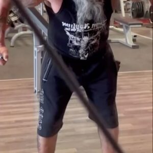 Roberto García Ruiz Instagram - Solo lo diré con tres palabras: “Merece la pena”…
#actor @filmstage_spain #gym #chestworkout #espiritualidad #mejorarcomopersona #elserhumanoesextraordinario #porunmundomejor #conferenciante #vida #lafuerzadelcorazon