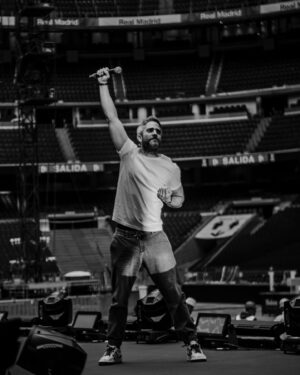 Roberto Leal Instagram - La última vez que pisé un escenario en el Bernabéu fue en el concierto de @operaciontriunfo en el verano de 2018. El sábado volví a acordarme de todos ellos en el centenario de @telefonica 💙

Gracias, @planet_events. 

@jaimemassieupictures 📸