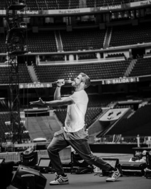 Roberto Leal Instagram - La última vez que pisé un escenario en el Bernabéu fue en el concierto de @operaciontriunfo en el verano de 2018. El sábado volví a acordarme de todos ellos en el centenario de @telefonica 💙

Gracias, @planet_events. 

@jaimemassieupictures 📸