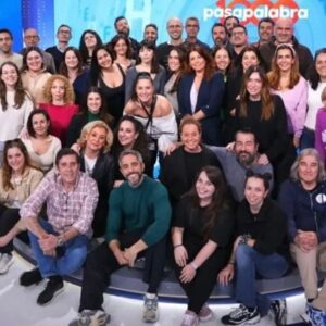 Roberto Leal Instagram - 1000 programas, 1000 tardes de emoción, compañerismo, nervios, risas, talento, alegrías y lágrimas. 1000 veces repetiría con este equipo que ya es familia. 1000 gracias a todos los que estáis ahí. ¿Vamos a por otros 1000? @pasapalabra ❤️