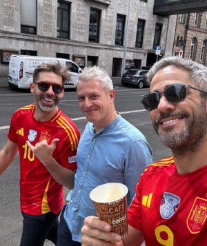 Roberto Leal Instagram - A por ellos con ellos. Noche para recordar la que nos espera hoy en el partido de España 🇪🇸 e Italia 🇮🇹. Gelsenkirchen, allá vamos.

¿Alguna porra para esta noche? Yo digo 2 a 1 para España. ¡Cuéntame!